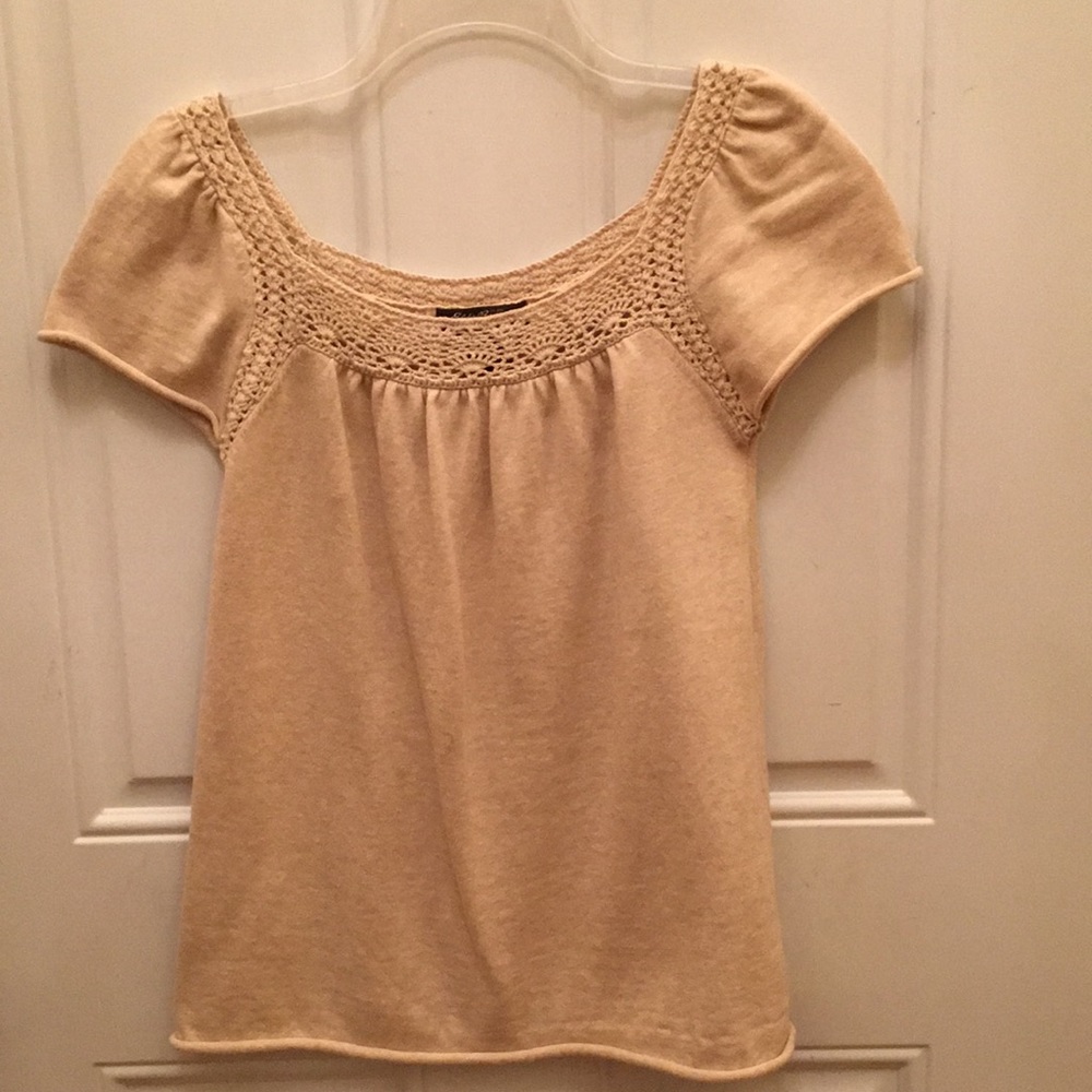 Short sleeve sweater with crocheted detail